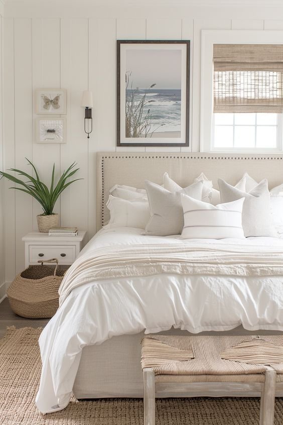 Neutral coastal bedroom with beige details. 