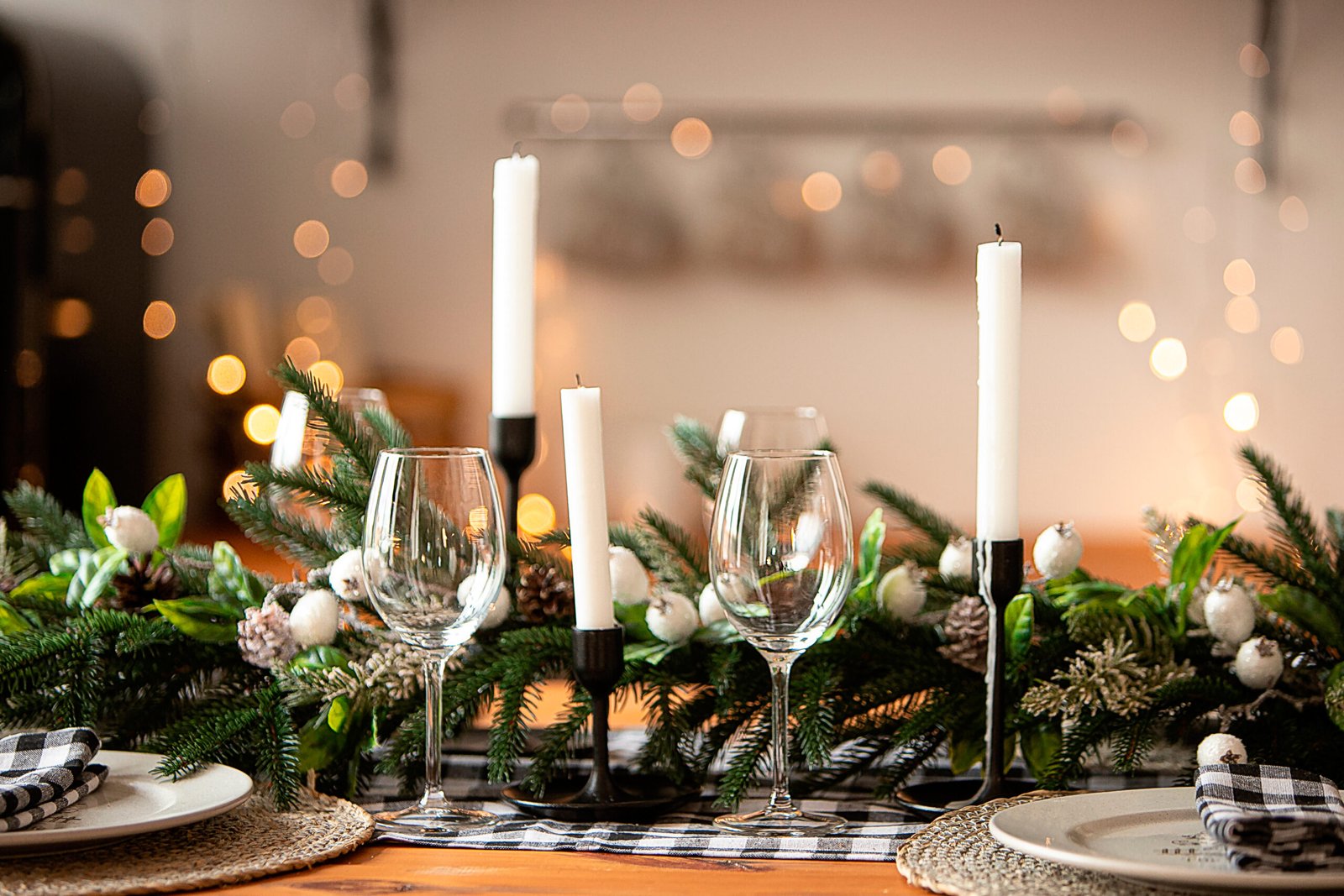 How To Decorate A Dining Room Table For Christmas. Decorated Christmas table with a garland.