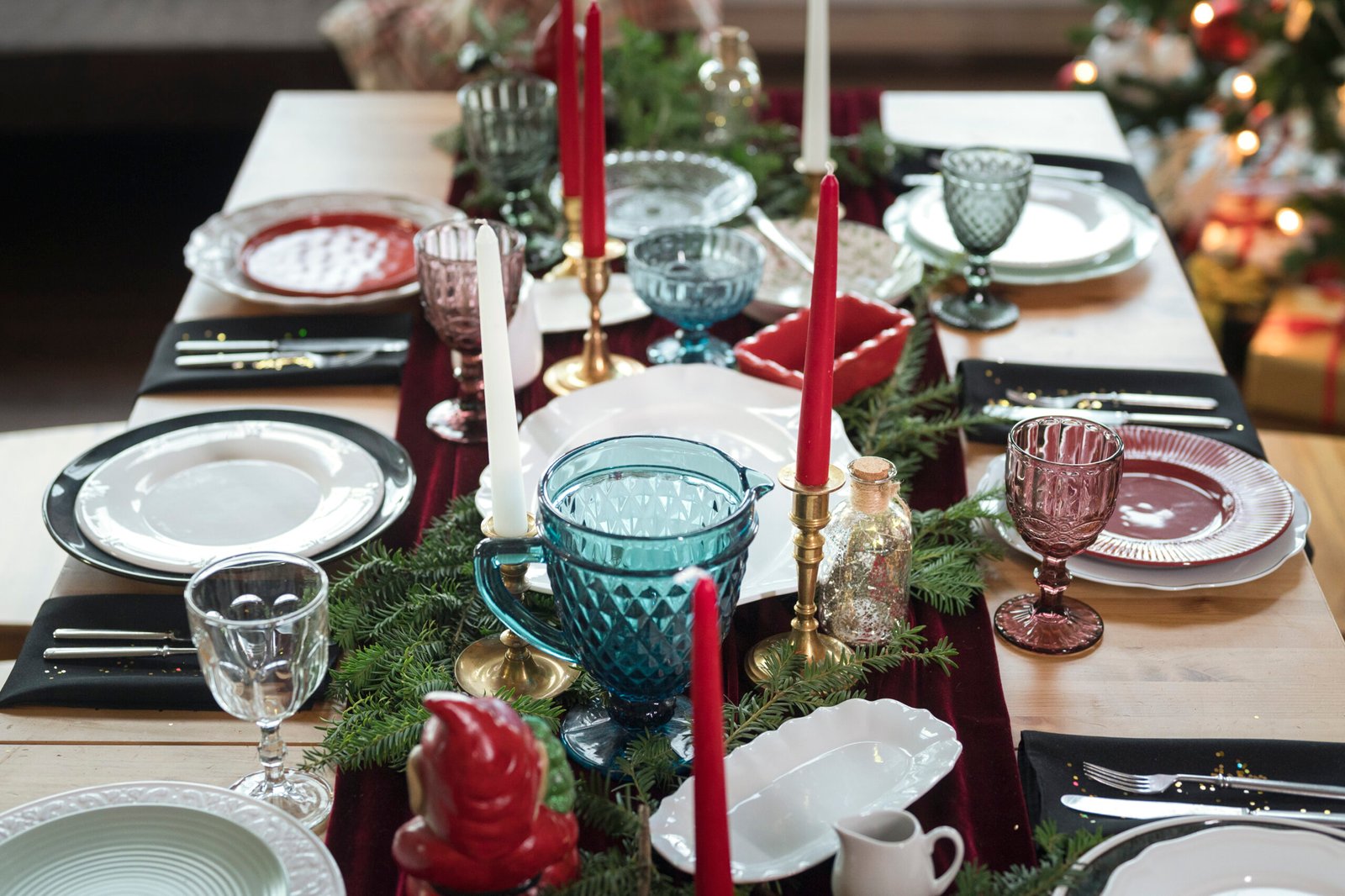 Festive decorated dining table for Christmas. 