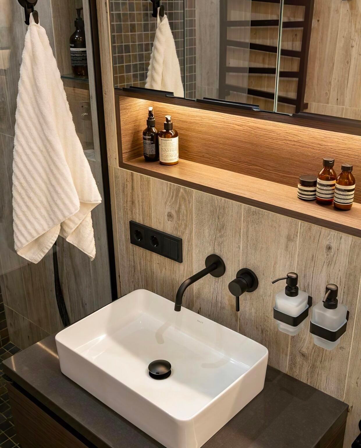 Stunning Minimalist Bathroom Essentials Storage image