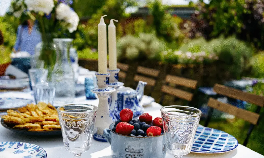 A beautiful midsummer table setting with blue tableware and a Floral midsummer centerpiece.