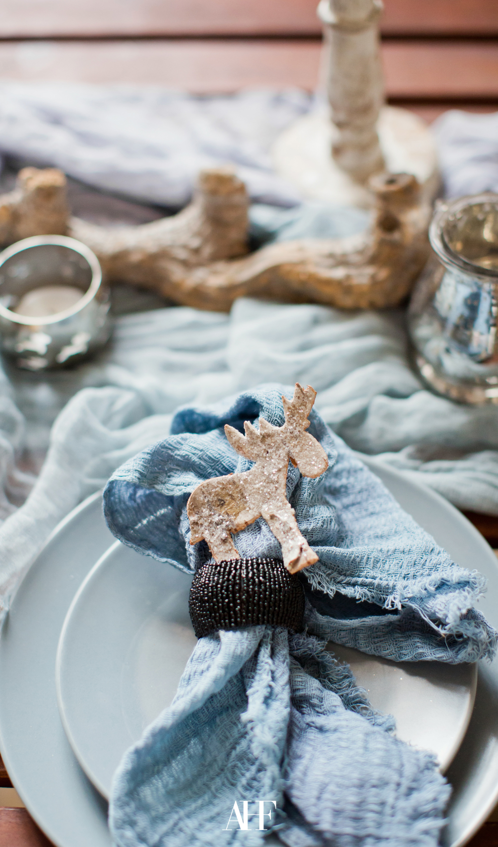 coastal summer table settings with coastal decorations and coastal blue colors.