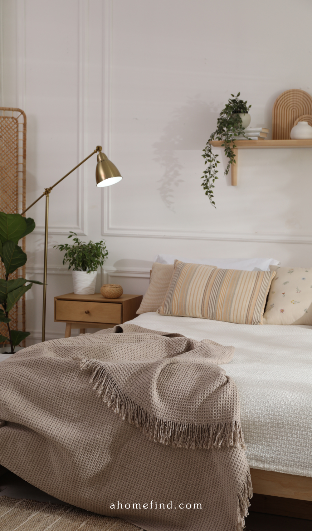 How to decorate your home. A scandinavian bedroom with light wooden details and neutral colors.