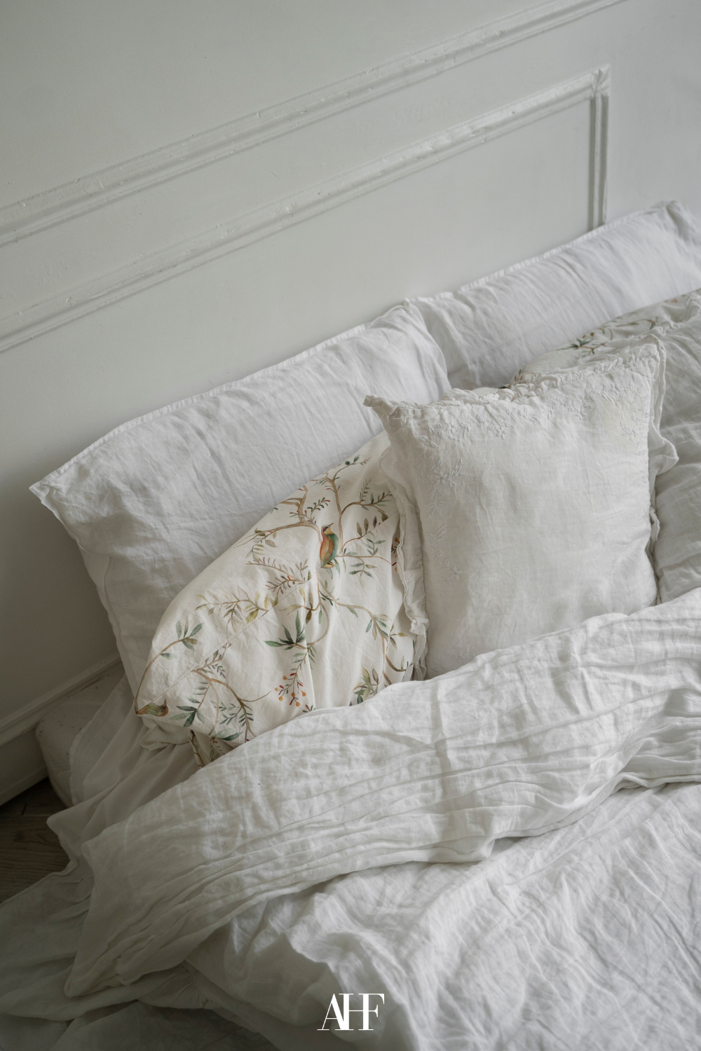 Aesthetic white linen bed sheets as the best bedroom color combinations. 