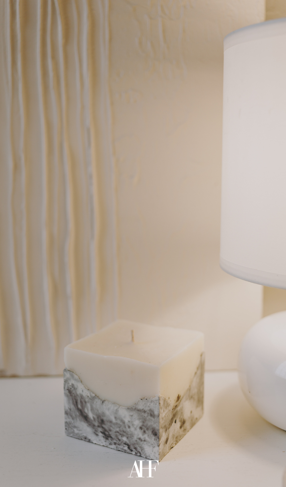 A table lamp on a sideboard with a candle on the table. how to decorate your home.