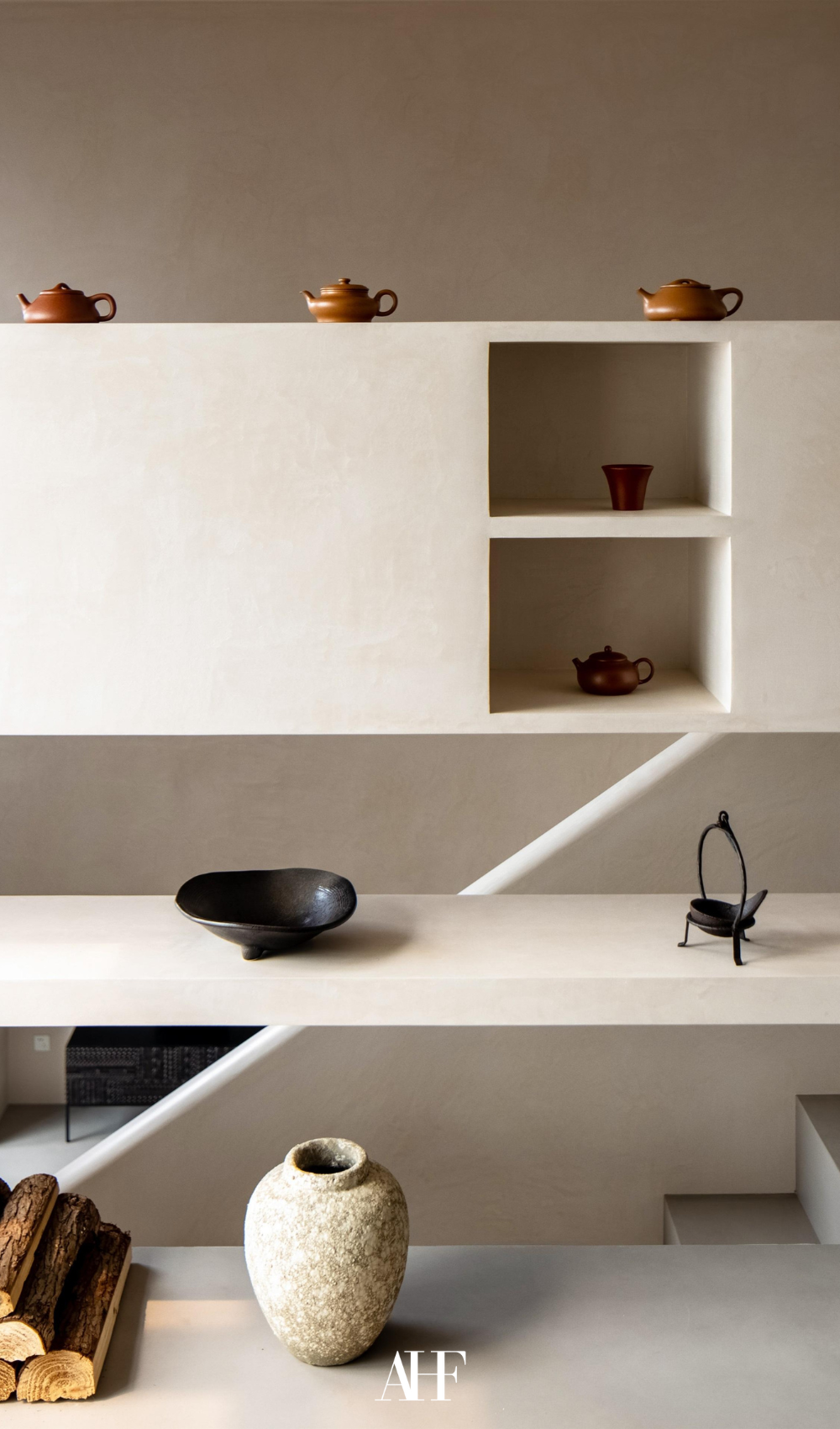Japandi kitchen accessories in black and beige. Beige details in the kitchen. 